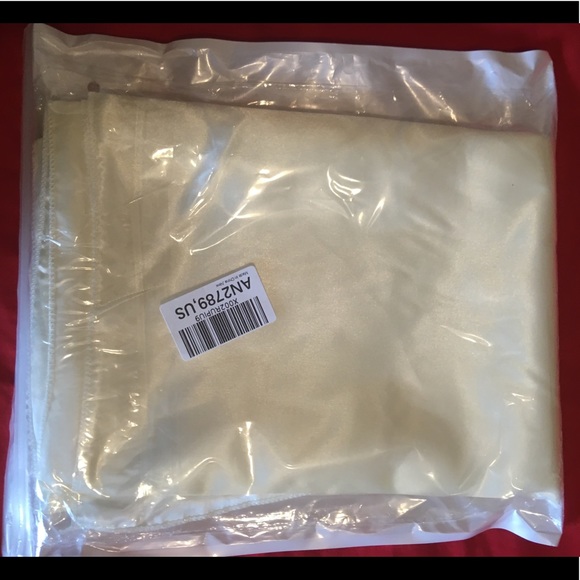 Set of 12 Satin ivory dinner napkins - Picture 6 of 6